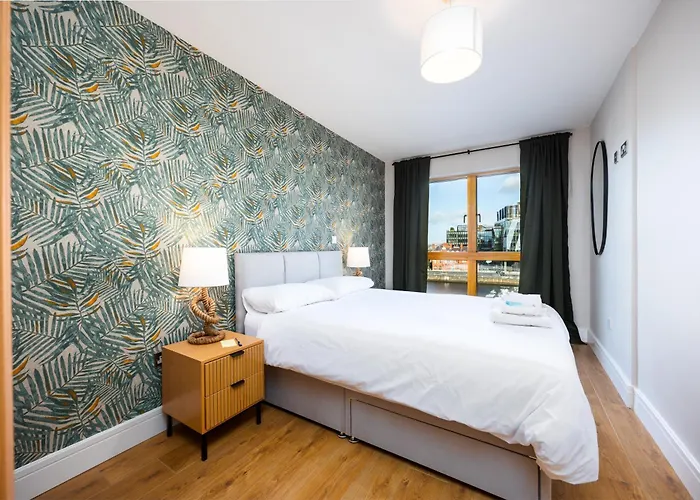 Chic 2-bed Flat With River Liffey Views - 12 Mins To Grand Canal Dock Station * Dublin
