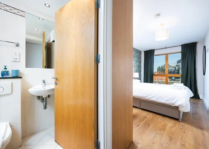 Chic 2-bed Flat With River Liffey Views - 12 Mins To Grand Canal Dock Station Apartment *