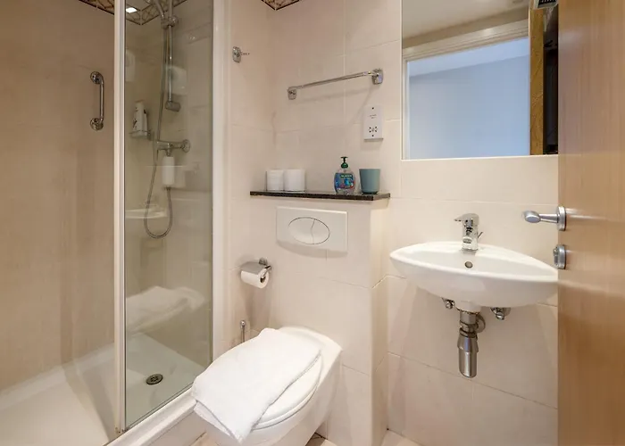 Chic 2-bed Flat With River Liffey Views - 12 Mins To Grand Canal Dock Station Dublin