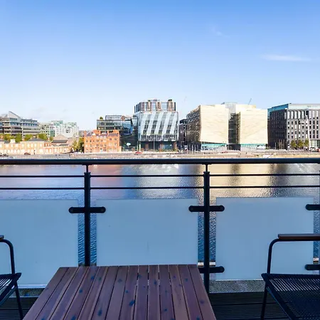 Chic 2-bed Flat With River Liffey Views - 12 Mins To Grand Canal Dock Station شقة دبلن