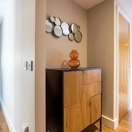 Chic 2-bed Flat With River Liffey Views - 12 Mins To Grand Canal Dock Station * دبلن