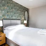 Chic 2-bed Flat With River Liffey Views - 12 Mins To Grand Canal Dock Station Apartment Dublin