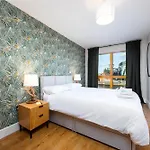 Chic 2-bed Flat With River Liffey Views - 12 Mins To Grand Canal Dock Station * Dublin