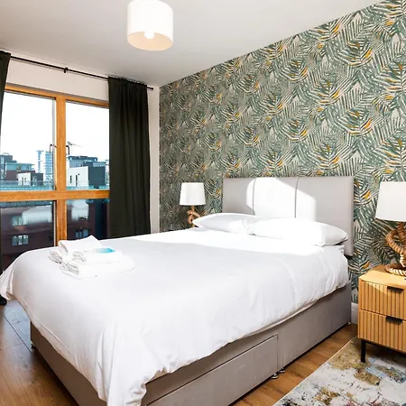 Chic 2-bed Flat With River Liffey Views - 12 Mins To Grand Canal Dock Station Dublin
