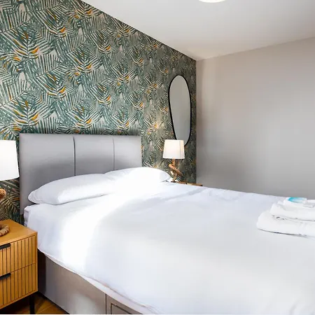 Chic 2-bed Flat With River Liffey Views - 12 Mins To Grand Canal Dock Station Apartmán Dublin