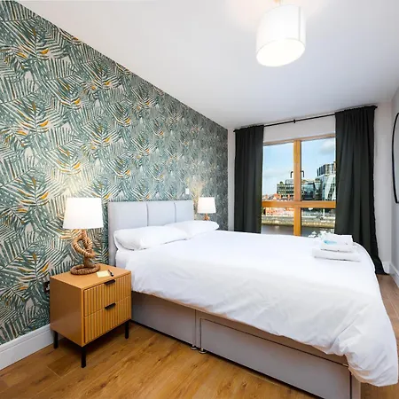 Chic 2-bed Flat With River Liffey Views - 12 Mins To Grand Canal Dock Station * Dublin