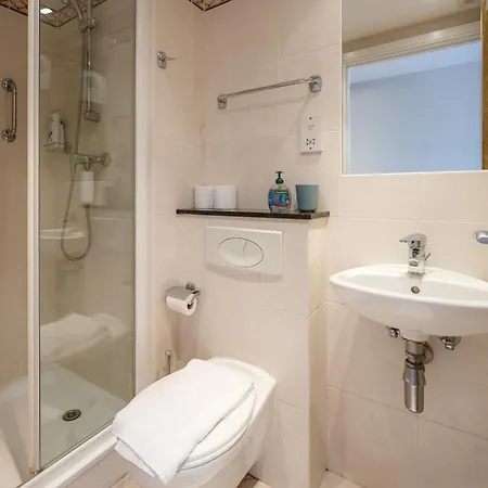 Chic 2-bed Flat With River Liffey Views - 12 Mins To Grand Canal Dock Station Dublin