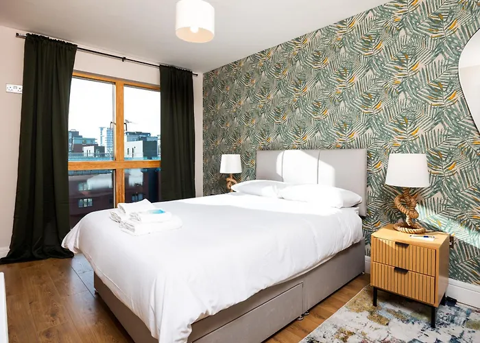 Chic 2-bed Flat With River Liffey Views - 12 Mins To Grand Canal Dock Station Dublin