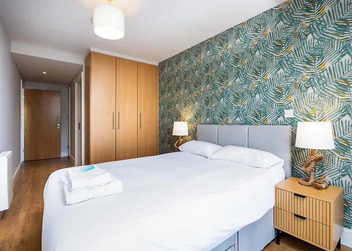 Chic 2-bed Flat With River Liffey Views - 12 Mins To Grand Canal Dock Station * Dublín