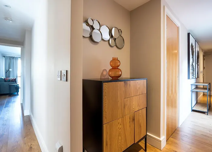 Chic 2-bed Flat With River Liffey Views - 12 Mins To Grand Canal Dock Station * Dublín