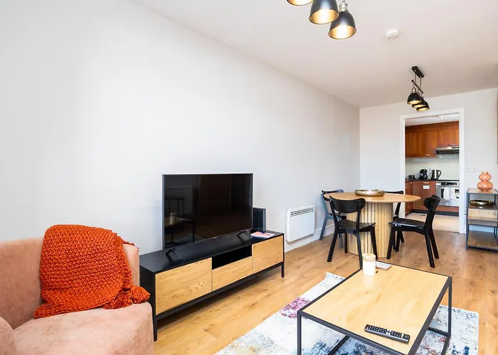 Chic 2-bed Flat With River Liffey Views - 12 Mins To Grand Canal Dock Station Apartamento *
