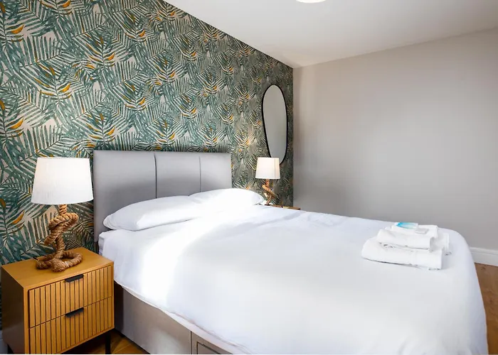 Chic 2-bed Flat With River Liffey Views - 12 Mins To Grand Canal Dock Station Apartamento Dublín