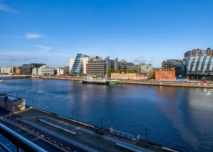 Chic 2-bed Flat With River Liffey Views - 12 Mins To Grand Canal Dock Station * Dublín