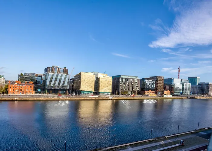 Chic 2-bed Flat With River Liffey Views - 12 Mins To Grand Canal Dock Station Appartement *