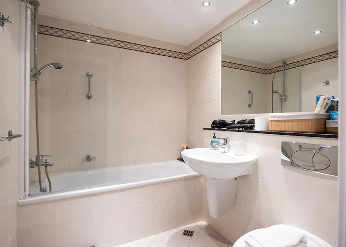 Chic 2-bed Flat With River Liffey Views - 12 Mins To Grand Canal Dock Station