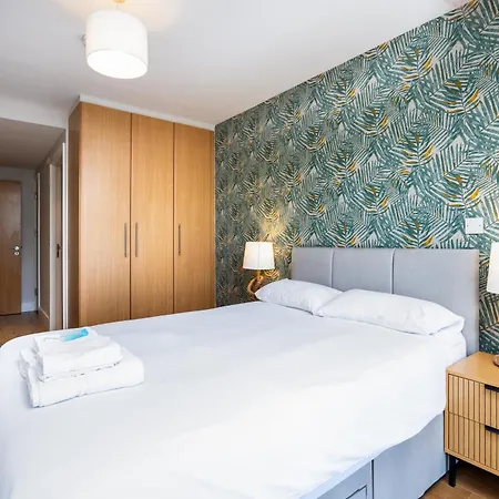 Chic 2-bed Flat With River Liffey Views - 12 Mins To Grand Canal Dock Station * Dublin