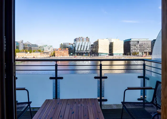 Chic 2-bed Flat With River Liffey Views - 12 Mins To Grand Canal Dock Station Apartment Dublin